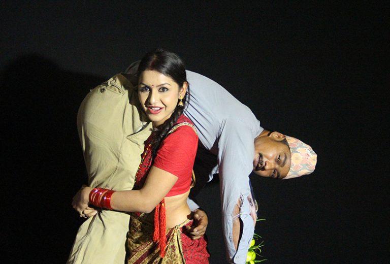 बेनिशाको काँधमा सौगात