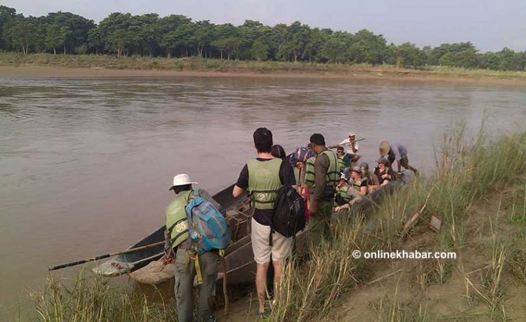 बर्खामा पनि चितवनमा पर्यटकको चहलपहल कायमै