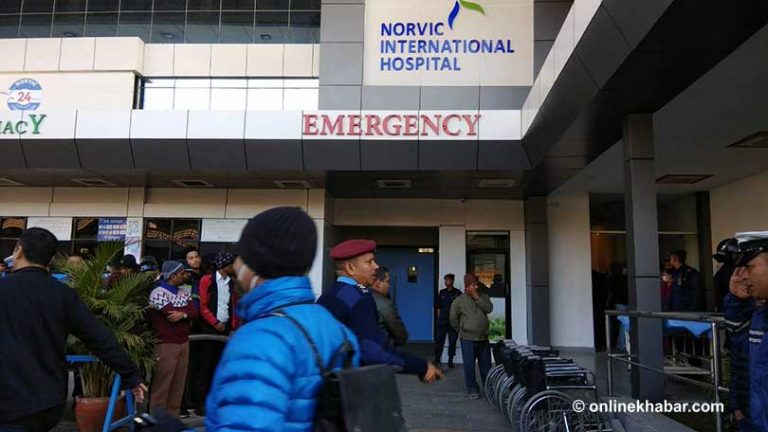 नर्भिक अस्पतालको चरम लापर्वाहीः देब्रे घुँडाको अपरेशन गर्न लगेका डाक्टरले दाहिने चिरे