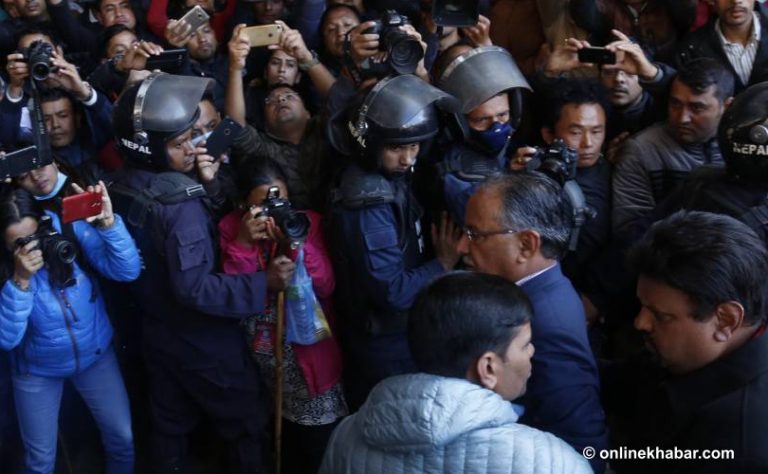 नर्भिक अस्पताल पुगे प्रचण्ड