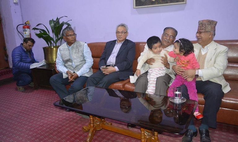 प्रचण्डको काखमा नातिनातिना, शोकाकुल परिवारलाई माधव नेपालको साथ