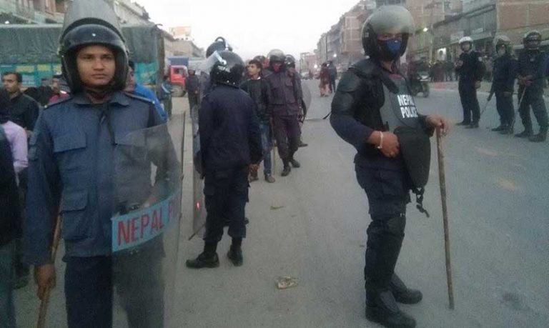 अपडेटः प्रहरीले बल प्रयोग गरी अरनिको राजमार्ग खुलायो