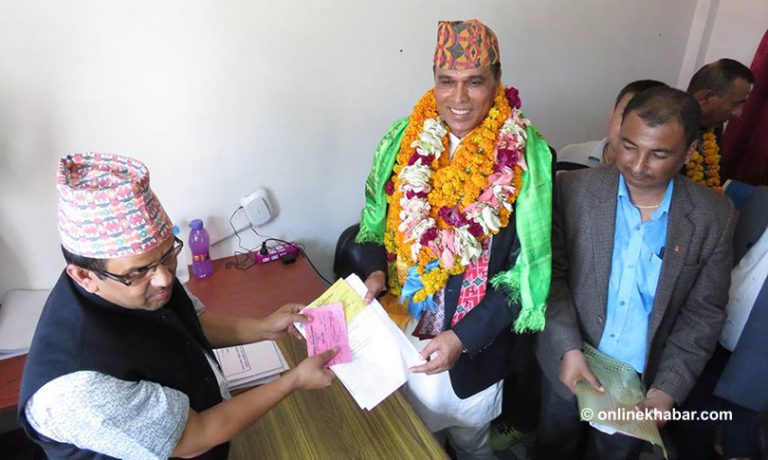 उम्मेदवारी दर्ता गर्दै विक्रम पाण्डेले भनेः प्रचण्डलाई हराउँछु