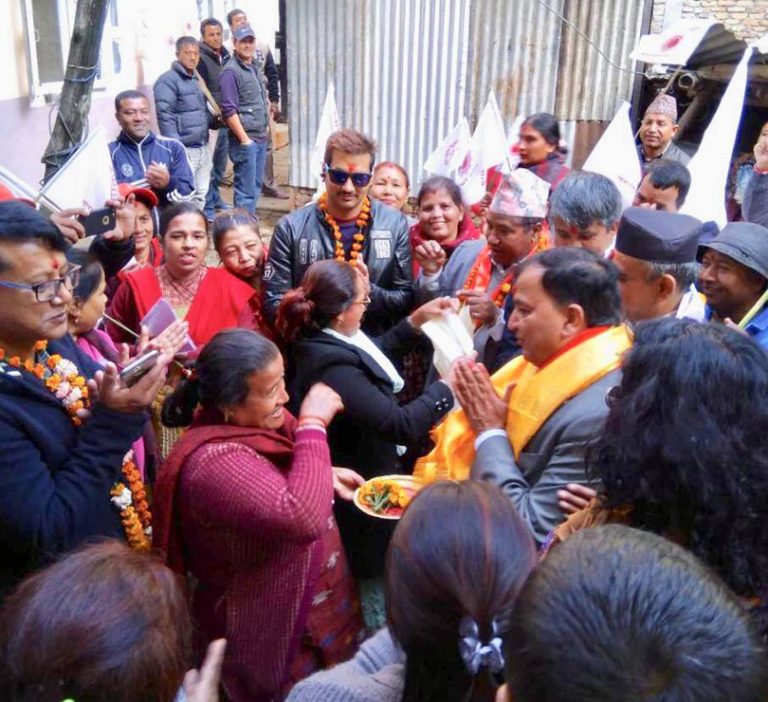 इश्वर पोखरेलका लागि भोट माग्दै निखिल