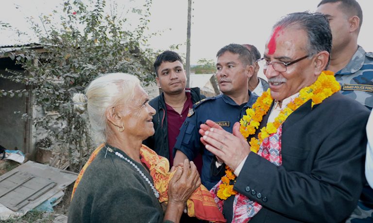 घरदैलोमा पुगे प्रचण्ड: मतदाताले देखाए भत्किएको बाटो (तस्वीरसहित)