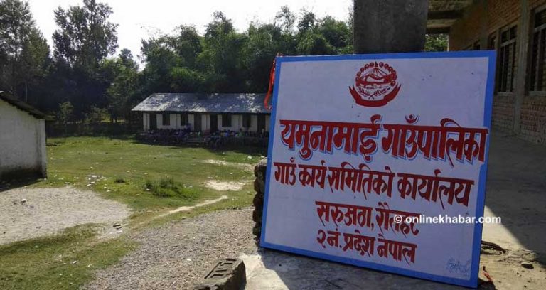 गाउँपालिका अध्यक्ष कक्षाकोठामा, विद्यार्थी चौरमा