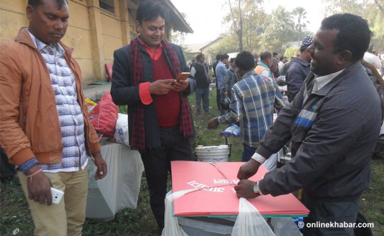 निर्वाचन सामाग्रीसहित मतदान केन्द्रमा खटिए कर्मचारी