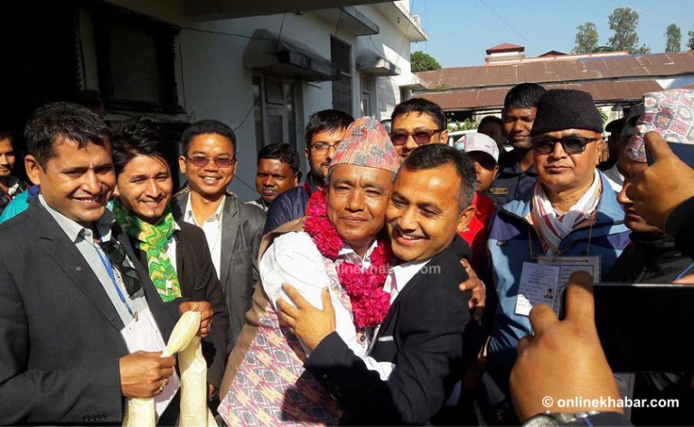 विश्वप्रकाशले हार स्वीकारे, राम कार्कीलाई लगाइदिए माला