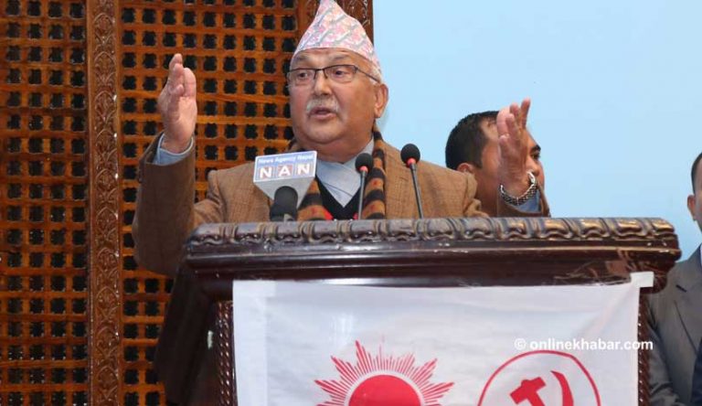 एमाले-माओवादी एकताबारे ओलीको टिप्पणीः यसो किस गरौं भन्दै गैंडाको जिब्रो निकालेर आए