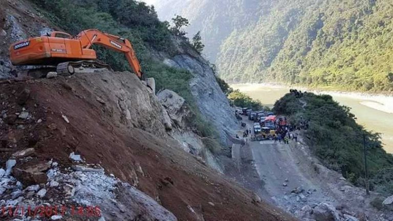नारायणगढ–मुग्लिन सडकखण्डमा पहिरोको जोखिम बढ्यो