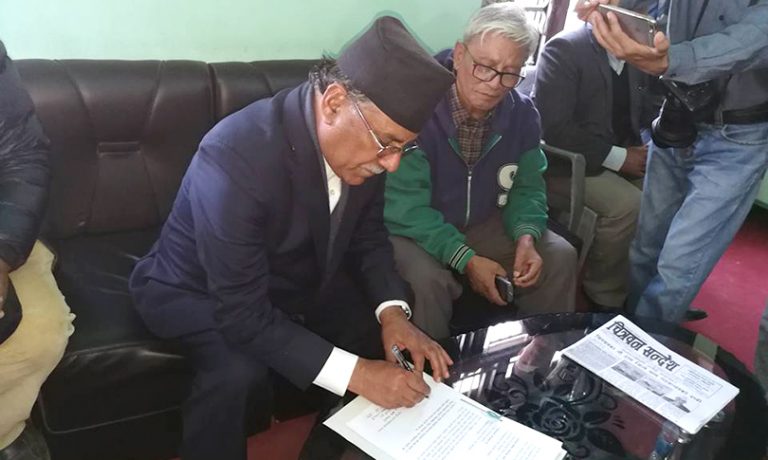 बाँदरमुढे घटनाका पीडितसँग प्रचण्डले गरे तीनबुँदे सहमति