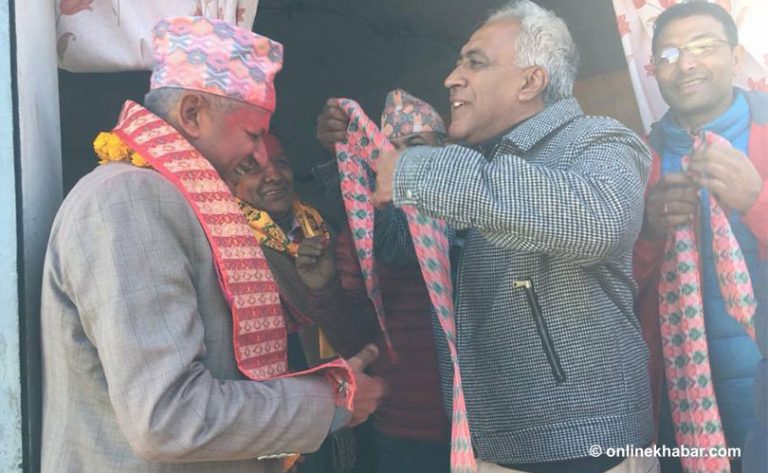 प्रदीप ज्ञवालीलाई अंकमाल गर्दै प्रतिद्वन्द्वीले दिए शुभकामना