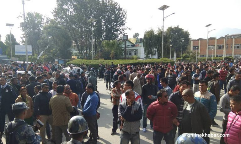 गगनलाई भेट्न राजन शिक्षण अस्पताल पुगे तर, भिडले रोक्यो