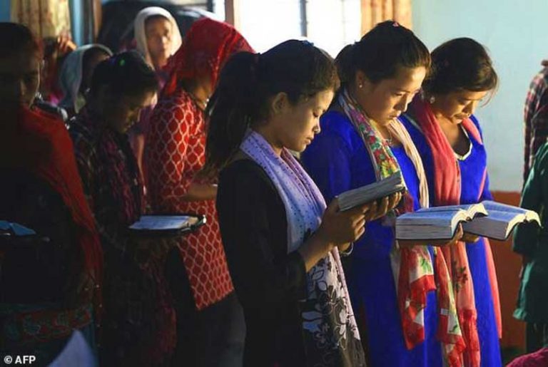 धर्मपरिवर्तनको बञ्देजलाई चिर्दै फस्टायो ईसाईकरण