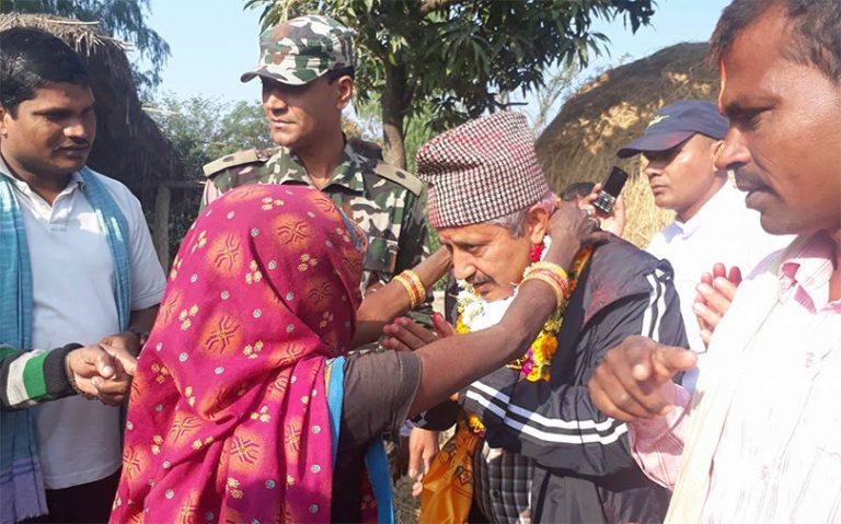 जितको खुसी साट्न मतदाताको घर-घरमा पुगे गिरिराजमणि