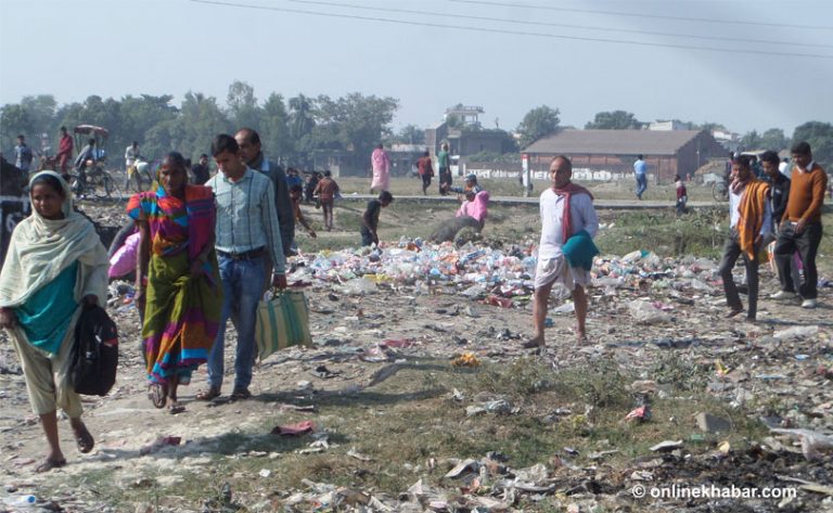 मौन समयमा सीमा नाकाबाट भारतीय नागरिक यसरी छिर्दैछन् नेपाल (भिडियोसहित)