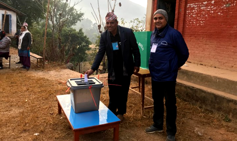 पाल्पा क्षेत्र नं. १ (ख) उम्मेदवार नारायण आचार्य मतदान गर्दै।