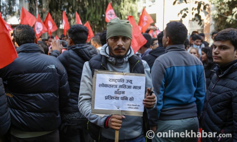राष्ट्रपतिविरुद्ध सडकमा उत्रियो नेविसंघ