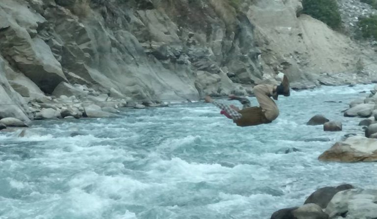 एसएसबीले तुइनको डोरी निकालिदिंदा महाकाली नदीमा खसे नेपाली नागरिक