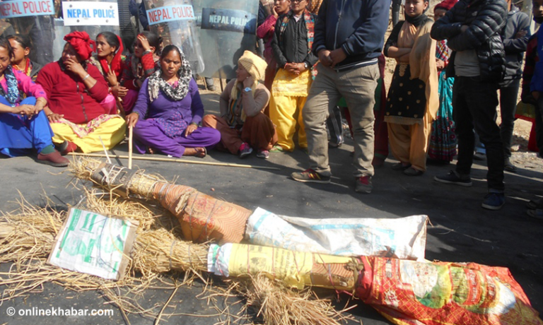 धनगढीमा सपथ लिँदा डोटीमा प्रदेश सांसदको पुत्ला दहन