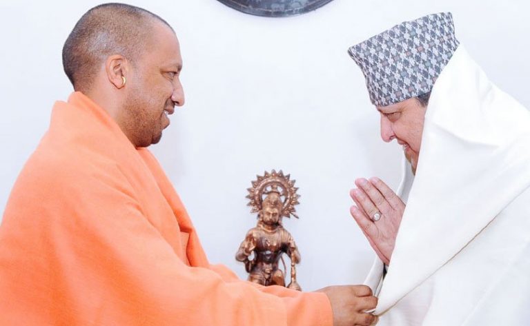 पूर्वराजा ज्ञानेन्द्रलाई भारतीय मुख्यमन्त्रीको उपहारः अंगवस्त्र र कुम्भको लोगो