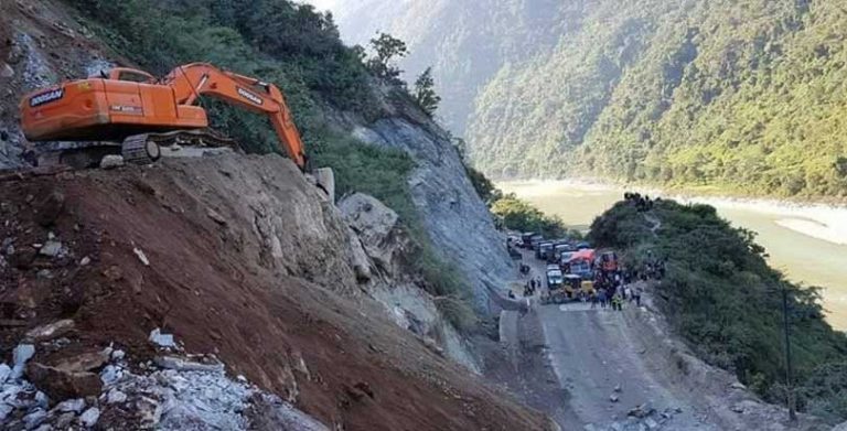 वर्षाअघि नै नारायणगढ–मुग्लिन सडकखण्डमा पहिरो रोक्ने प्रयास