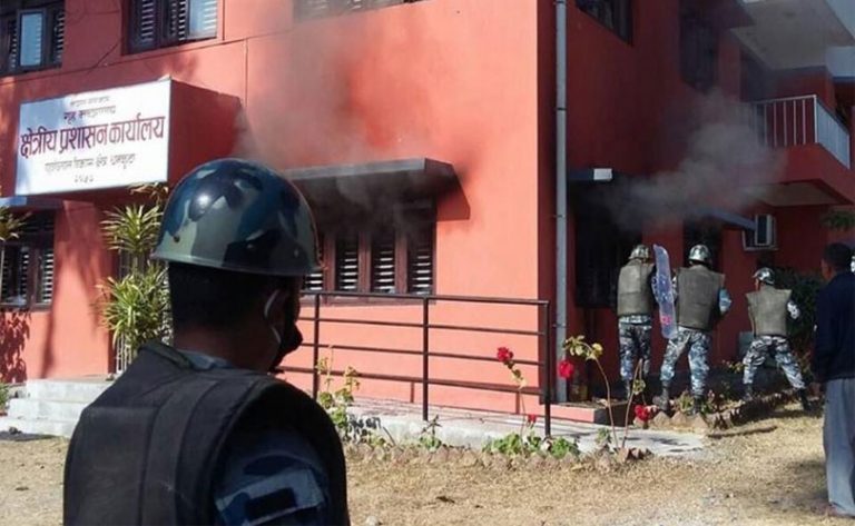 धनकुटा तनावग्रस्तः आन्दोलनकारीले क्षेत्रीय प्रशासन कार्यालयमा आगो लगाए
