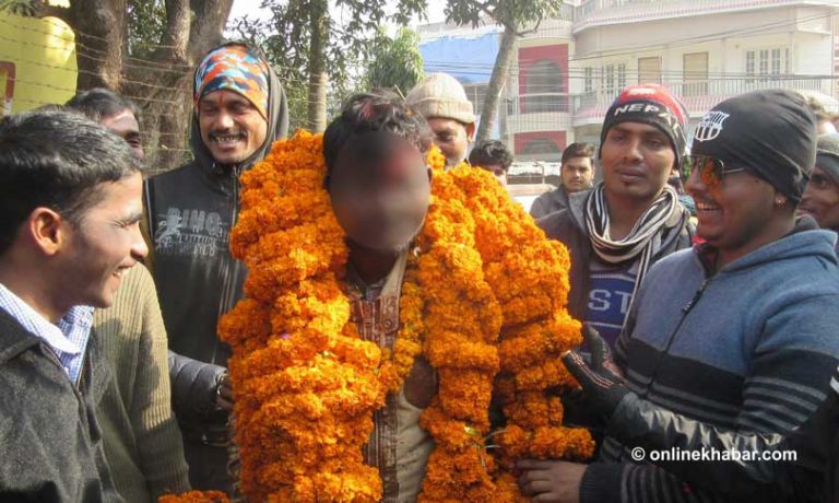 खुल्ला ठाउँमा शौच गर्नेलाई १५ किलोको माला !