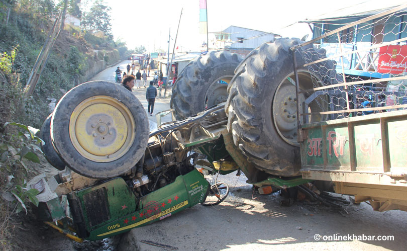 कैलालीमा ट्रयाक्टर दुर्घटना हुँदा सहचालकको मृत्यु, चालक गम्भीर घाइते