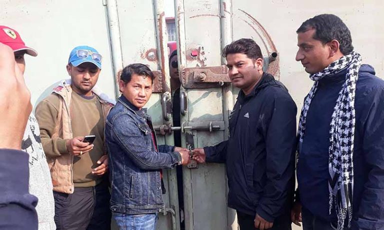 रुपन्देहीका उद्योगमा वाईसीएल र युवा संघले लगाएको ताला प्रशासनले खोल्यो