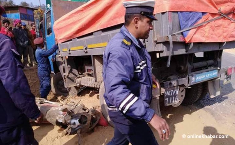 काभ्रेमा ट्रिपरको ठक्करबाट एक जनाको मृत्यु
