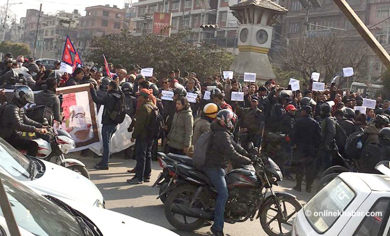 सर्वोच्चमा बहस चल्दै, माइतीघरमा नाराबाजी