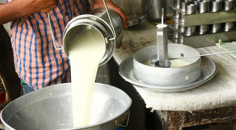 दूधको मूल्य बढाउन चितवनका किसानको माग