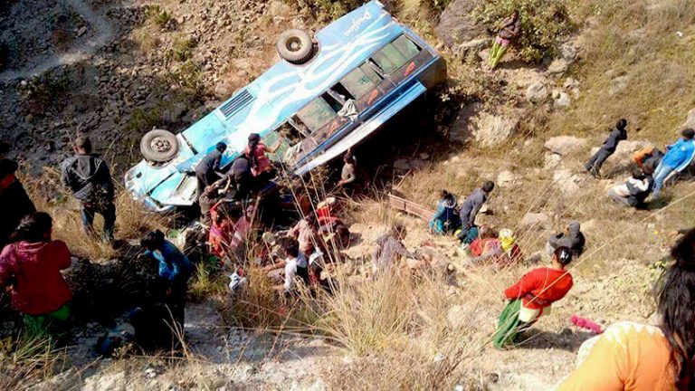 सल्यानको भाटखोलामा बस दुर्घटना, चारको मृत्यु, २१ जना घाइते