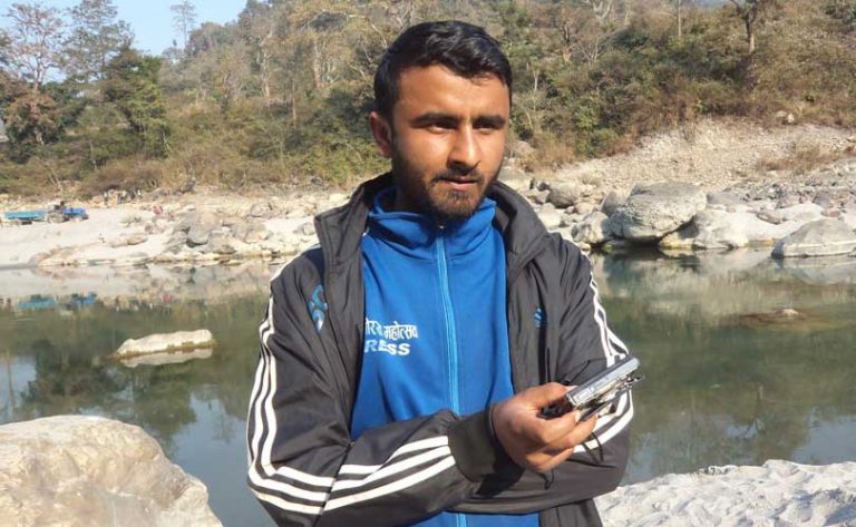 नदीबाट बालुवा झिकेको फोटो खिच्दा पत्रकारमाथि आक्रमण