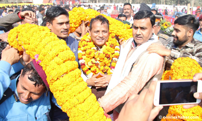 प्रदेश २ : मुख्यमन्त्री राउतलाई वीरगञ्जबासीले लगाइदिए १०१ किलोको माला