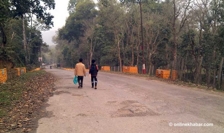 चितवनको आँपटारी-देवघाट सडक २ लेनको बनाइने