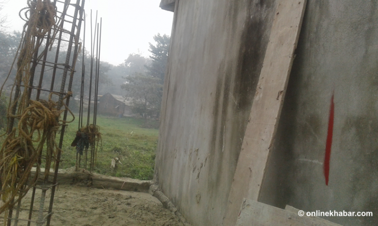 इटहरीमा जग्गा खोजीः खोलामा घर बनाउनेलाई ‘रातो’ स्टिकर