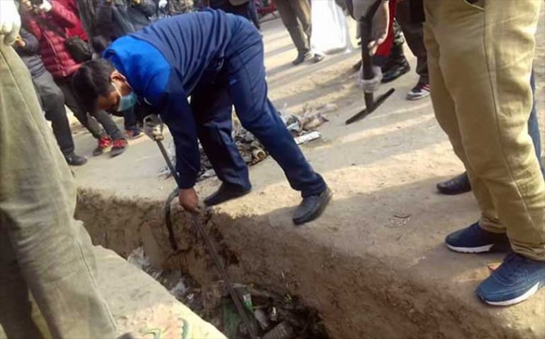 मुख्यमन्त्रीले जब नाली सफा गर्न थाले…
