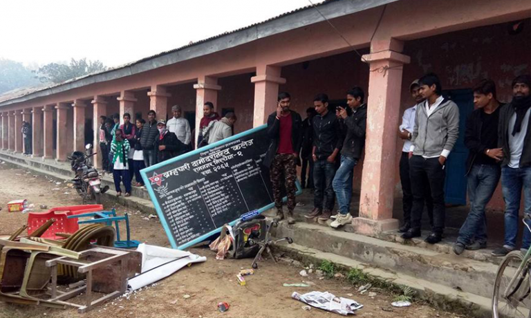 सिरहाको बिडी क्याम्पसमा विद्यार्थीद्वारा तोडफोड र तालाबन्दी