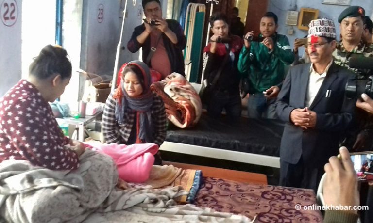 पदभार सम्हालेलगत्तै अञ्चल अस्पताल पुगे मुख्यमन्त्री भट्ट