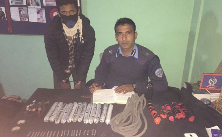 विस्फोटक पदार्थसहित एक जना पक्राउ