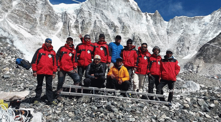 पर्वतारोहणको वसन्त सिजनः सगरमाथातिर आइसफल डाक्टरहरु