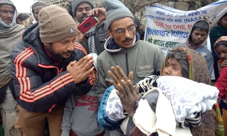 अमेरिकाको नेपाली संस्था नाशाले शीतलहर पीडितलाई चौथो चरणमा कम्बल बाँड्दै
