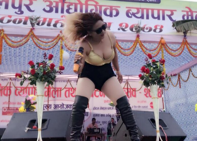 कोहलपुर महोत्सवमा गायिकाले कसरी हगांमा मच्याइन् ?