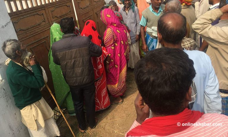सामाजिक सुरक्षाभत्ता नदिएको भन्दै वडा कार्यालयमा तालाबन्दी
