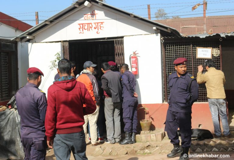 महंगीको विरोधमा काभ्रेको कारागारभित्र नाराजुलुस