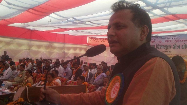 प्रदेश २ का मुख्यमन्त्री झाडू लिएर आठै जिल्लामा जाने