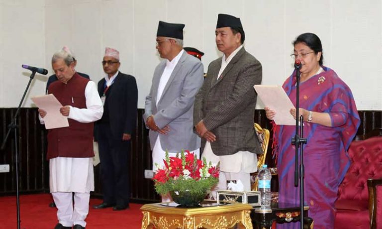 ज्येष्ठ सदस्य महन्थ ठाकुरले राष्ट्रपतिबाट लिए सपथ