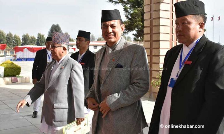माधव नेपालसँग ‘लिफ्ट’ लिएर संसद् पुगे सिलवाल